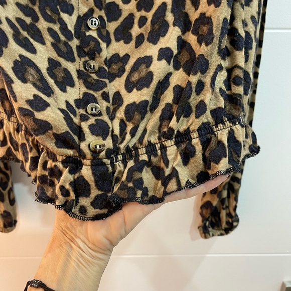 Size M With elastic in the bottom long sleeve - Picture 5 of 6